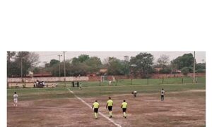 Soplapitos dirigía un partido y ladrones lo pelaron
