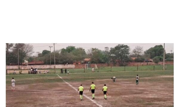 Soplapitos dirigía un partido y ladrones lo pelaron