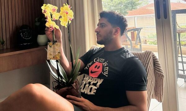Cecilio Domínguez también recibió flores amarillas y atendé lo que le dicen los perros