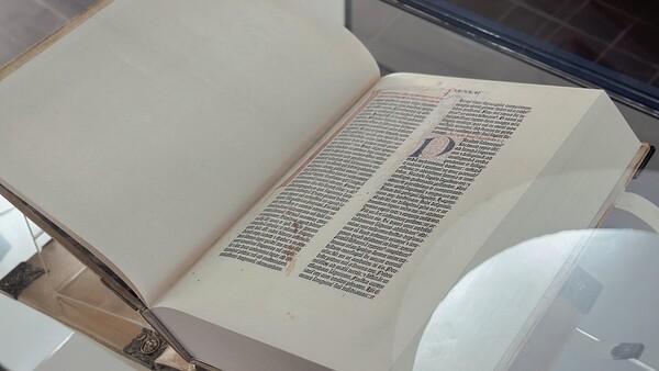 Réplica de la Biblia de Gutenberg se incorpora a la Biblioteca Nacional