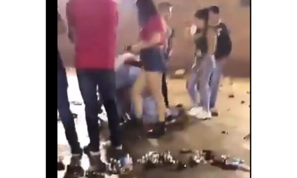 Escándalo en una farra: Novia pilló a su novio con “otro” y se armó sarambi