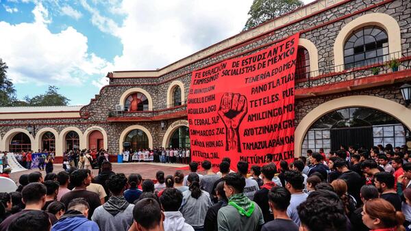 Activistas de Ayotzinapa lanzan explosivos a Secretaría de Gobernación en Ciudad de México