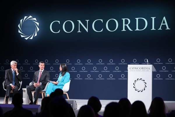 En Cumbre Anual, presidente destaca necesidad de fortalecer democracias - ADN Digital