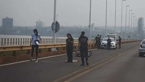 Accidente en el Puente Encarnación-Posadas dejó a motociclistas argentinos gravemente heridos
