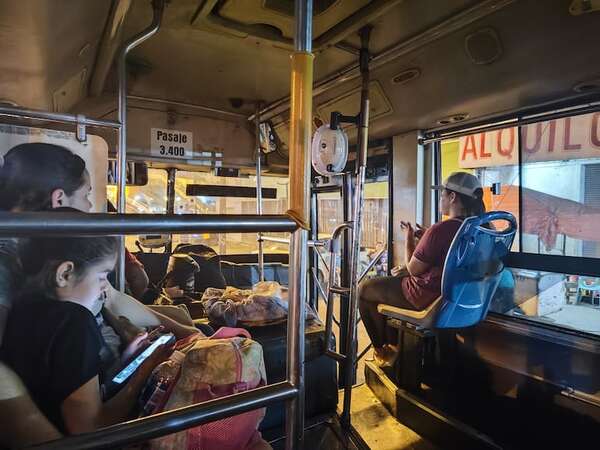Pasajeros quedaron encerrados en un colectivo de la Línea 27 - Crónicas Ciudadanas - ABC Color