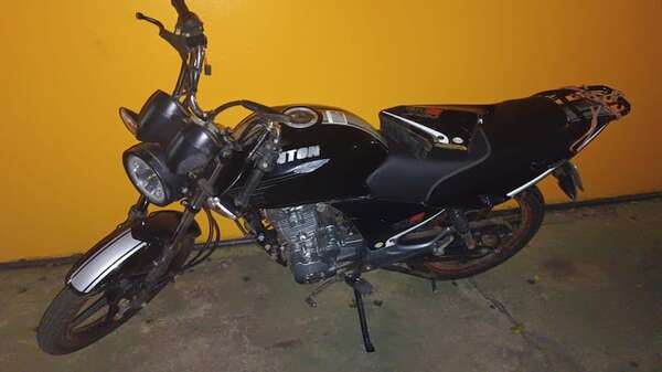 Recuperan motocicleta robada tras persecución en Fernando de la Mora - Policiales - ABC Color