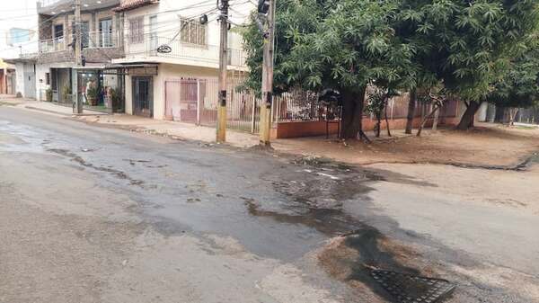 Vecinos de Fernando de la Mora sufren por fuga cloacal y baches - Nacionales - ABC Color