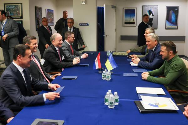 PEÑA RATIFICÓ A ZELENSKY COMPROMISO DE PARAGUAY CON UCRANIA Y CON LA PAZ - Itapúa Noticias