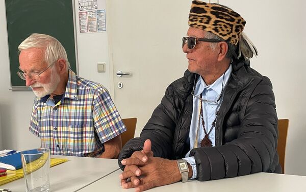 Chamán Ishir brinda charlas en Viena sobre la lucha de los pueblos indígenas por mantener vivas sus tradiciones • PARAGUAY TV