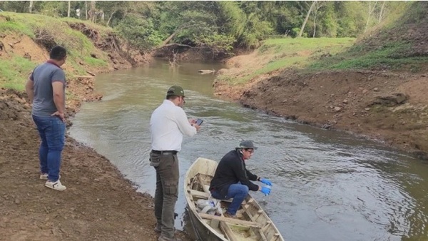 Mades recomienda evitar consumir peces muertos flotando en arroyos