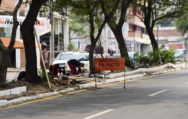 Obras en avenida Fernando de la Mora presentan baches antes de su inauguración