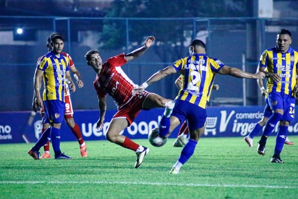 Empate caliente con polémico arbitraje en Luque •