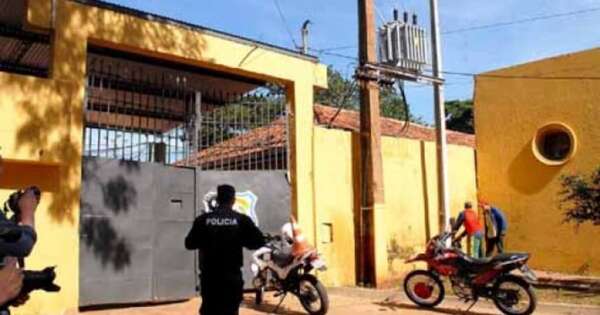 Diario HOY | Guardiacárcel fue ‘pillado’ con droga oculta, forcejeó con sus colegas y huyó