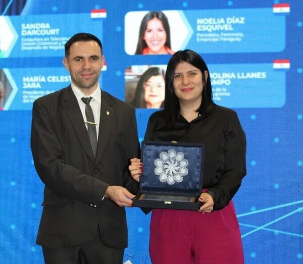 Viceministra de Comunicación recibe reconocimiento "Tributo a Ellas" otorgado por CERTAL - .::Agencia IP::.