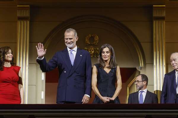 La reina Letizia repitió su vestido negro favorito en el Teatro Real - Gente - ABC Color