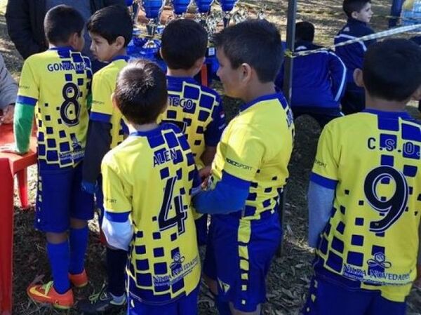 Más de 2.000 escuelas de fútbol en el país, ¿quién las controla?
