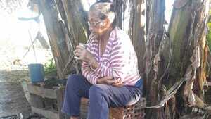 Abuela vive en extrema pobreza, le quitaron su casa y vecinos se apropian de su terreno