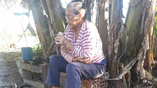 Abuela vive en extrema pobreza, le quitaron su casa y vecinos se apropian de su terreno