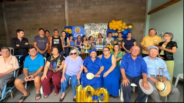 Tiene 100 años y enhebra el hilo sin usar anteojos