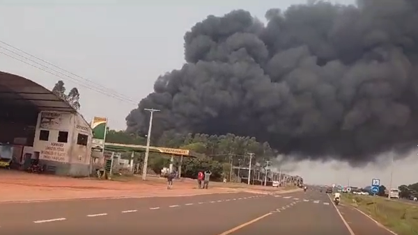 Reportan incendio de gran magnitud en fábrica de piscinas en Caaguazú