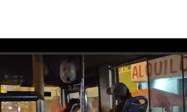 Pasajeros quedaron atrapados en bus
