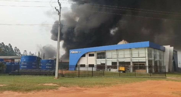 Incendio de gran magnitud en fábrica de Caaguazú - Noticiero Paraguay