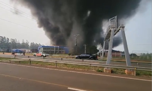Voraz incendio consume fábrica de piscinas y tanques de agua en Caaguazú - OviedoPress