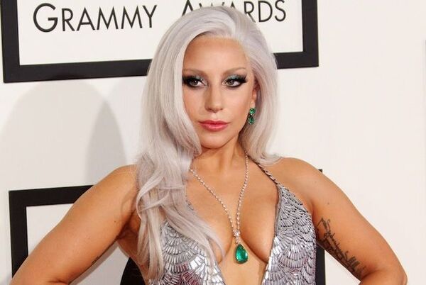 Lady Gaga presumió su anillo de compromiso