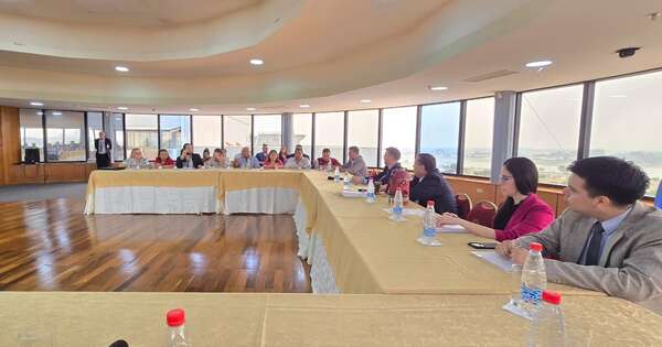 La Nación / Senador debatió con centrales sindicales sobre la ley del Servicio Civil