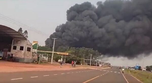 Feroz incendio en una fábrica de piscinas en Caaguazú