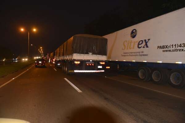 Piden que la Patrulla Caminera solucione la doble fila de camiones sobre la ruta PY02 - ABC en el Este - ABC Color