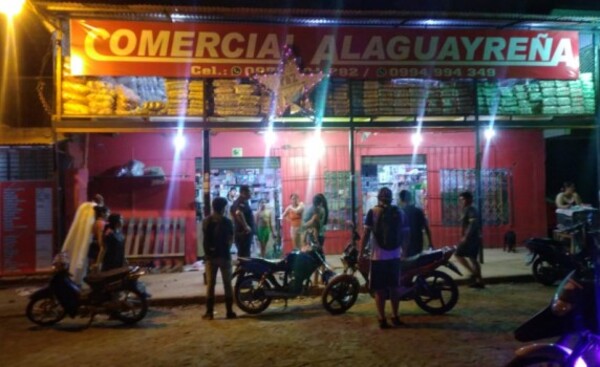Motochorros asaltan local comercial y roban recaudación del día
