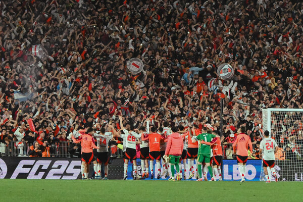 Versus / El exfutbolista paraguayo que estuvo como invitado de lujo en el Monumental