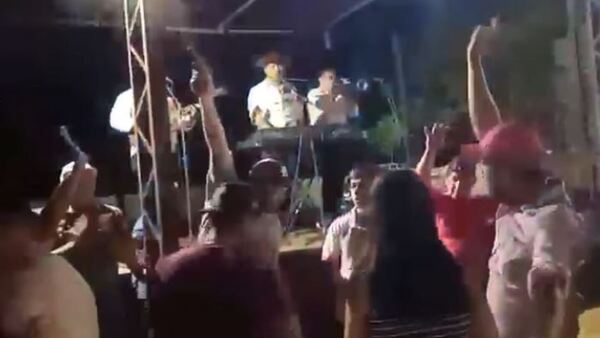 Un poli realizó disparos al aire apeligrando al rollo y rajó del lugar