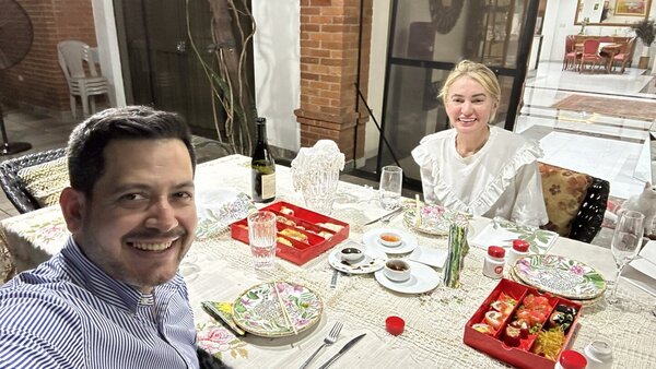Raúl Latorre se muestra con diputada que se alejó del cartismo