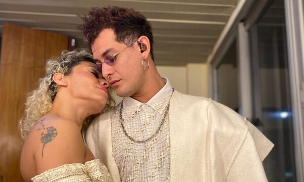¡Mañami! Cantante de “Purahéi soul” posó opívo con su novia