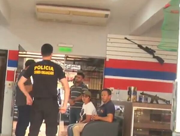 Allanan negocio en busca de armas · Radio Monumental 1080 AM