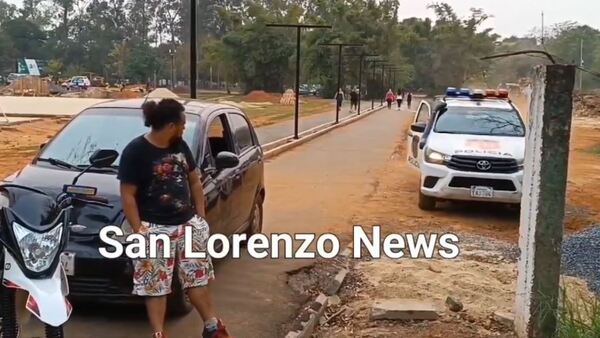Borracho entró con su auto en la ciclovía chuchi de San Lorenzo