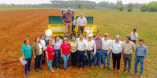 EBY inicia proyecto de siembra mecanizada de maíz y entrega insumos agrícolas en Misiones