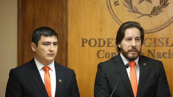 "Un nuevo renacer": José Oviedo oficializa su pase a la bancada del movimiento de Miguel Prieto