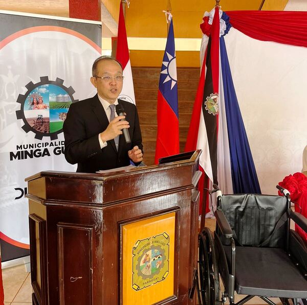 Consulado de China (Taiwán) entrega sillas de ruedas a Comuna minguera - La Clave