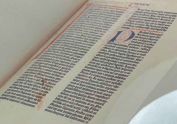 Biblioteca Nacional recibe réplica de la Biblia de Gutenberg: el primer libro impreso en la historia • PARAGUAY TV