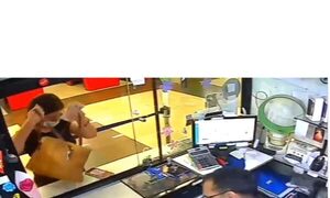 (VIDEO)Doña llevó celu ajeno y amenazó con demandar porque le pidieron jey