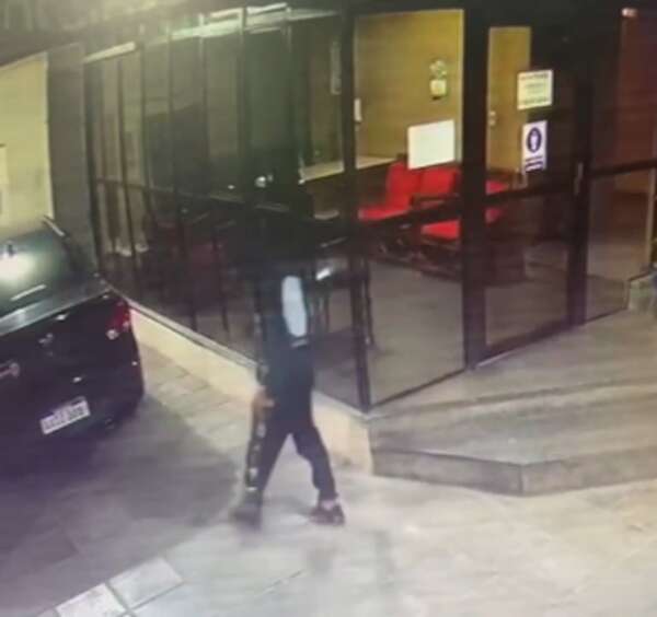Denuncian masivo ataque de maleantes ante inacción de la Policía en zona del Mercado 4 - Policiales - ABC Color