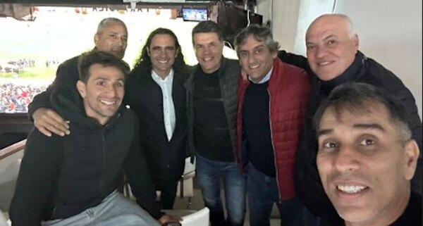 Versus / "Pipino" Cuevas estuvo como invitado de lujo en el Monumental