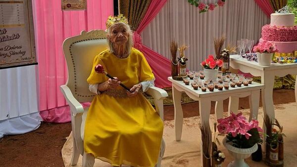 Abuela cumplió 100 años y lo celebró como toda una princesa