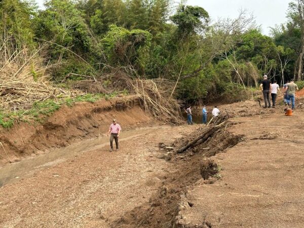 Constatan que mortandad de peces en el río Pirapó fue causada por desvío del canal colector de excedentes - ADN Digital