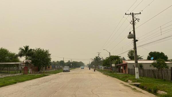 Persisten focos de incendios en Chovoreca y humo cubre cielo chaqueño
