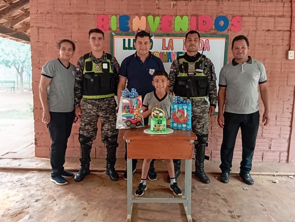 Agentes Lince sorprenden a niño de 8 años en su cumpleaños en Santa Cecilia