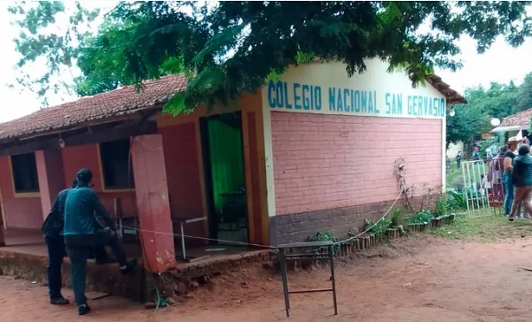 Condenan a ocho años a adolescente por el asesinato de su profesora